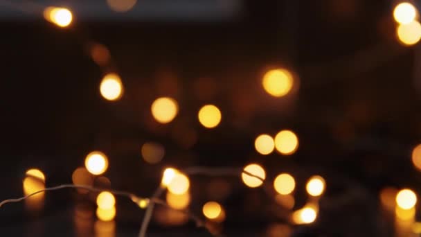 Unscharfe Weihnachtsbeleuchtung auf Fensterbank — Stockvideo