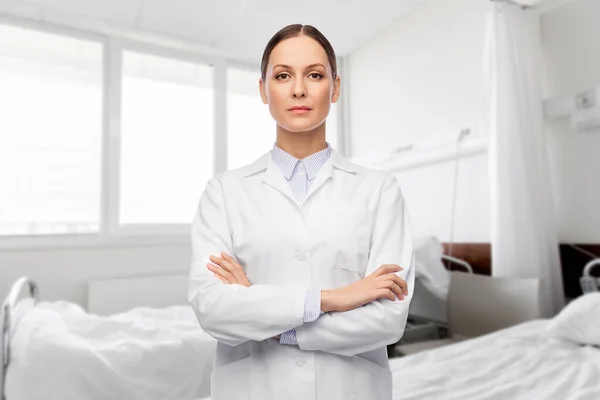 Doctora en bata blanca en el hospital — Foto de Stock