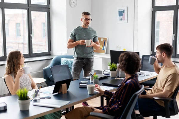 Team av startupers dricka kaffe på kontoret — Stockfoto