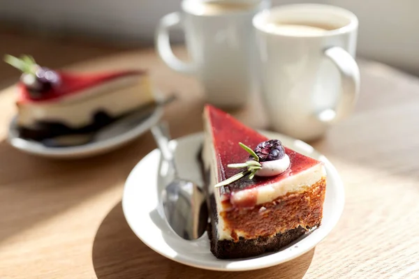 Pedazo de pastel de chocolate en la mesa de madera — Foto de Stock