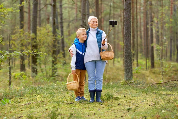 Nonna e nipote con cestini scattare selfie — Foto Stock