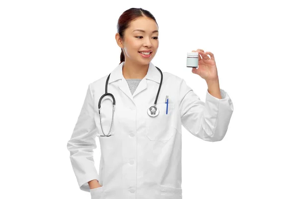 Usmívající se asijský lékař nebo zdravotní sestra s léky — Stock fotografie