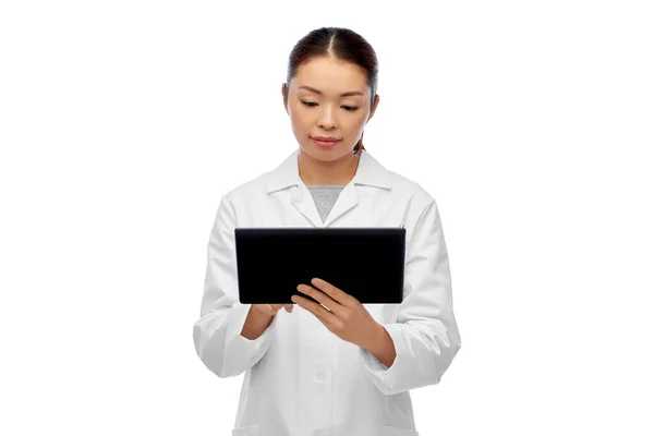 Asiatisk kvinnlig läkare med tabletter och stetoskop — Stockfoto