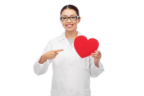 Feliz sonriente asiático mujer médico con rojo corazón — Foto de Stock