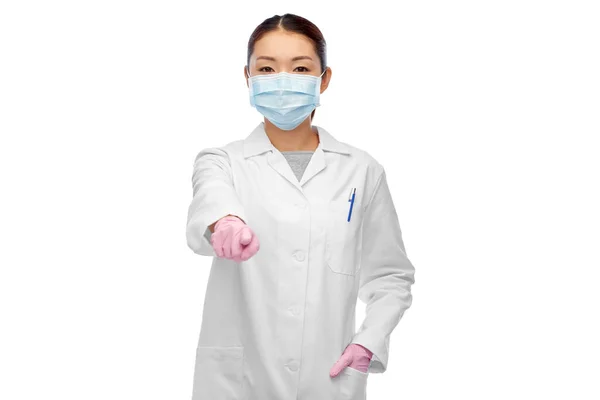 Asiatique femme médecin dans masque pointant doigt pour vous — Photo