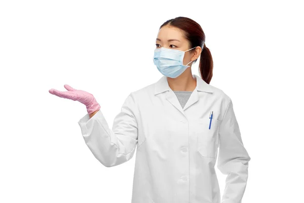 Asiatische Ärztin oder Wissenschaftlerin in medizinischer Maske — Stockfoto