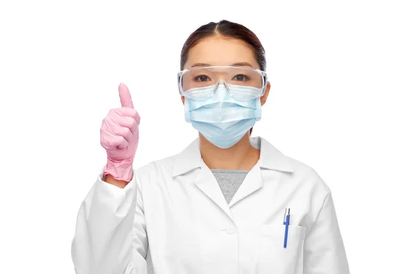 Ásia feminino médico no máscara mostrando polegares para cima — Fotografia de Stock