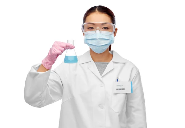 Asiatische Wissenschaftlerin in Maske mit Chemikalie — Stockfoto