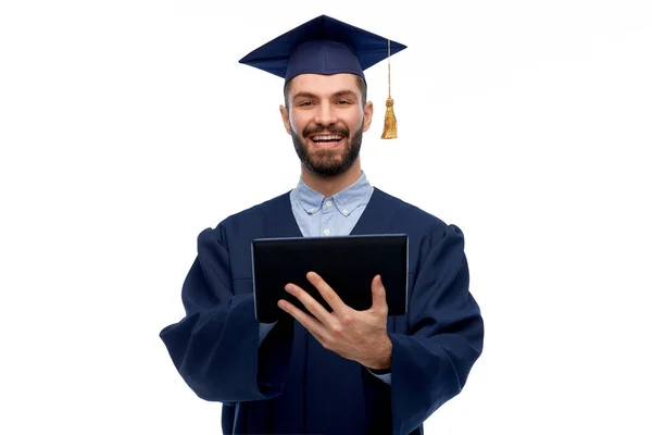 Mâle étudiant diplômé ou baccalauréat avec tablette pc — Photo