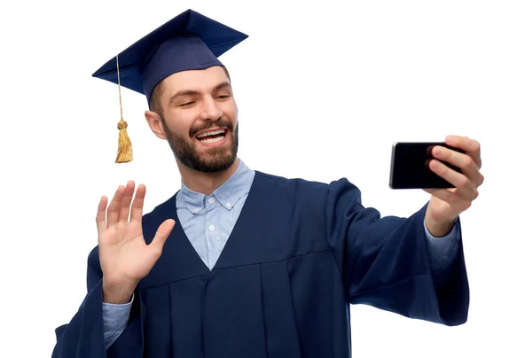 Samec postgraduální student s chytrým telefonem se selfie — Stock fotografie