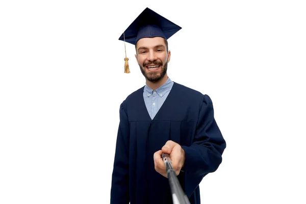 Mannelijke afgestudeerde student nemen selfie met monopod — Stockfoto