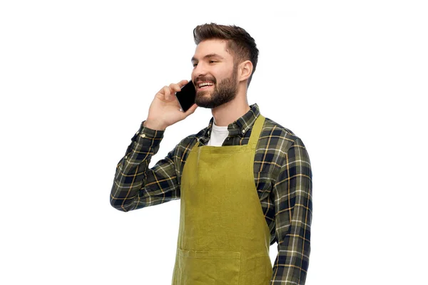 Boldog férfi kertész kötényben hívó okostelefon — Stock Fotó