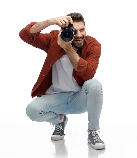 Homme souriant ou photographe avec appareil photo numérique — Photo