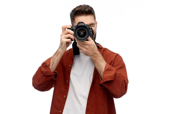 Χαμογελαστός άνθρωπος ή φωτογράφος με ψηφιακή φωτογραφική μηχανή — Φωτογραφία Αρχείου