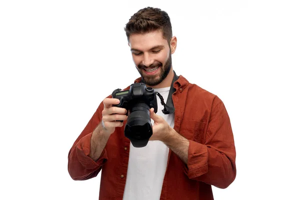 Uśmiechnięty mężczyzna lub fotograf z aparatem cyfrowym — Zdjęcie stockowe