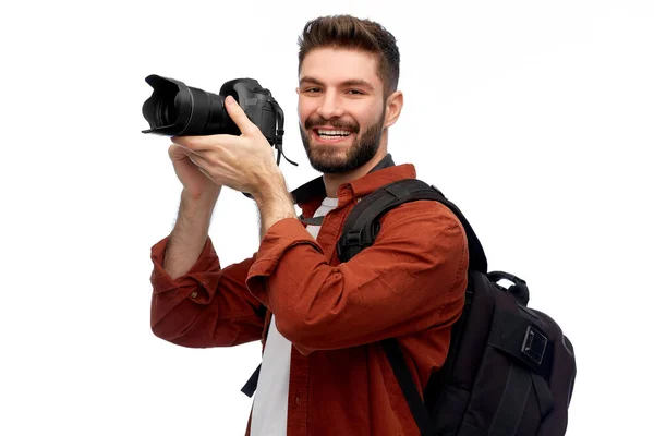 Ευτυχισμένος άνθρωπος ή φωτογράφος με κάμερα και σακίδιο πλάτης — Φωτογραφία Αρχείου