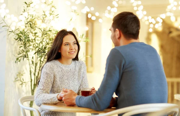 Šťastný pár s čajem drží ruce v restauraci — Stock fotografie