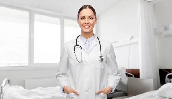 Feliz sorrindo médico feminino no hospital — Fotografia de Stock