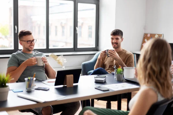 Equipo de startuppers tomando café en la oficina — Foto de Stock