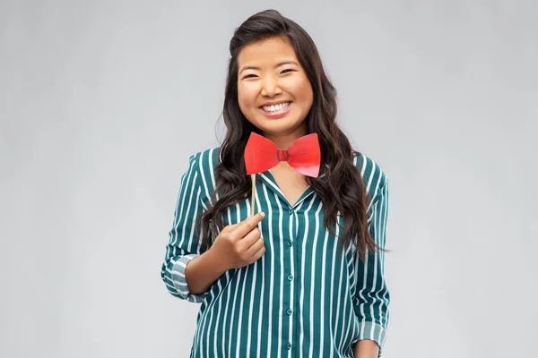 Feliz asiático mujer con rojo parte arco — Foto de Stock