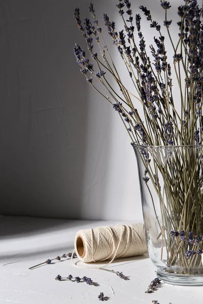 Flores de lavanda secas em vaso e corda artesanal — Fotografia de Stock