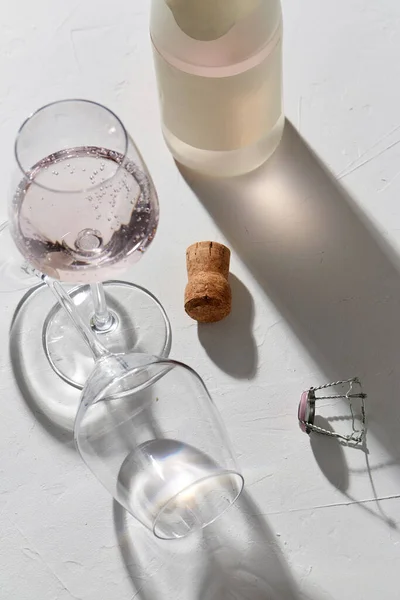 Verres à vin et bouteille de champagne ombres tombantes — Photo