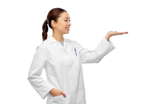Asiático feminino médico segurando algo na mão — Fotografia de Stock