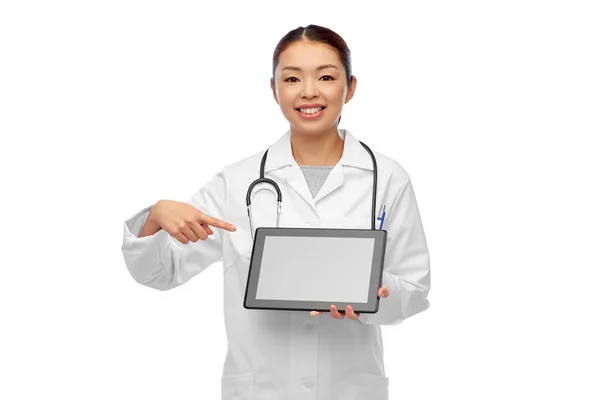 Asiática médico feminino com tablet pc e estetoscópio — Fotografia de Stock