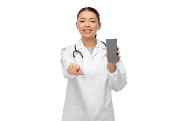 Felice asiatico medico femminile o infermiera con smartphone — Foto Stock