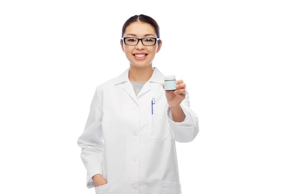 Leende asiatisk kvinnlig läkare eller sjuksköterska med medicin — Stockfoto