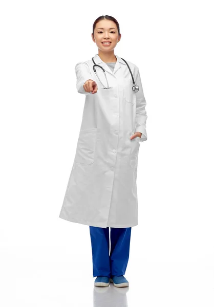 Happy asian female doctor pointing to camera — Stock Photo, Image