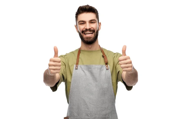 Gelukkig glimlachende barman in schort tonen duimen omhoog — Stockfoto