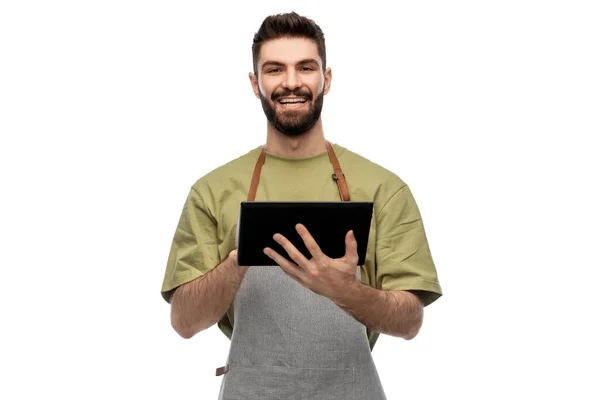 Camarero sonriente en delantal con tablet PC — Foto de Stock