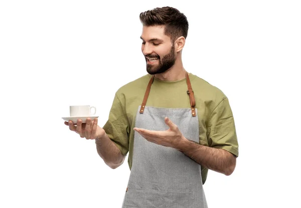 Camarero sonriente feliz en delantal con taza de café — Foto de Stock