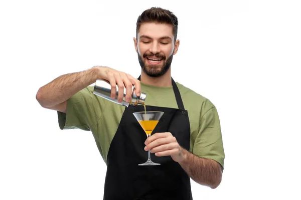 Bartender bahagia dengan shaker dan gelas mempersiapkan minuman — Stok Foto