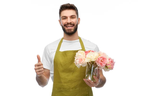 Szczęśliwy mężczyzna ogrodnik z kwiaty pokazując kciuki w górę — Zdjęcie stockowe