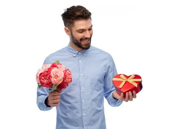 带着鲜花和情人节礼物的快乐男人 — 图库照片