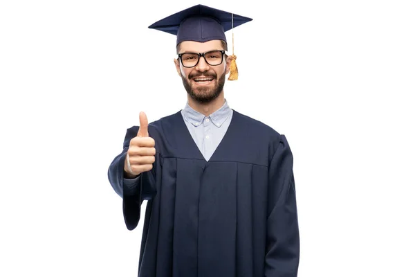 Felice studente laureato maschio mostrando pollici in su — Foto Stock