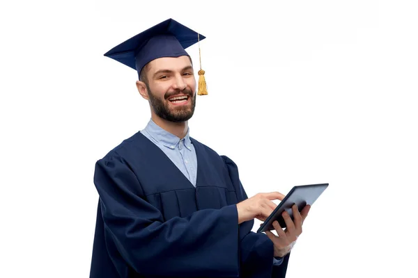 Mannelijke afgestudeerde student of bachelor met tablet pc — Stockfoto