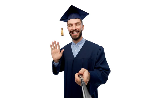 Mężczyzna absolwent student biorąc selfie z monopod — Zdjęcie stockowe