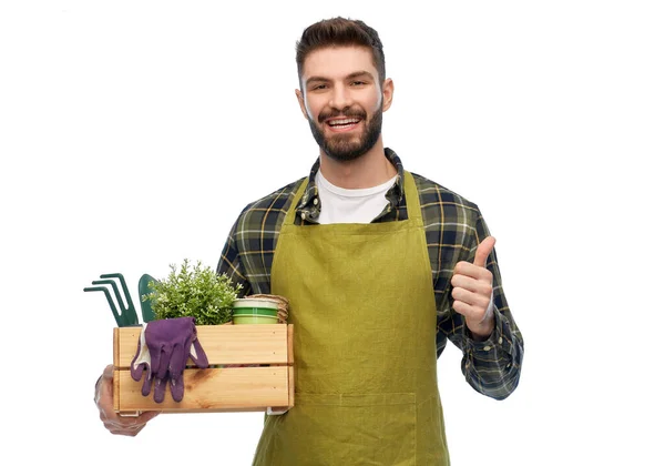 Glad trädgårdsmästare eller bonde med låda med trädgårdsredskap — Stockfoto