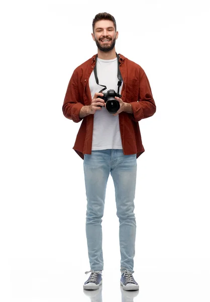 Sonriente hombre o fotógrafo con cámara digital — Foto de Stock