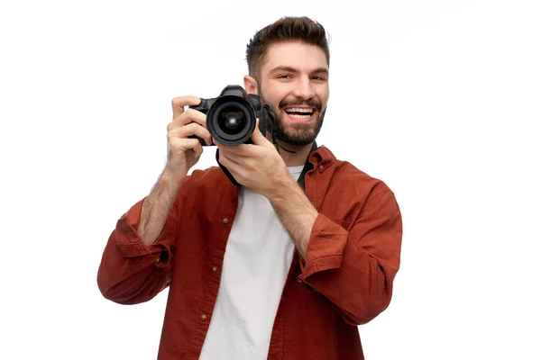 Sonriente hombre o fotógrafo con cámara digital —  Fotos de Stock