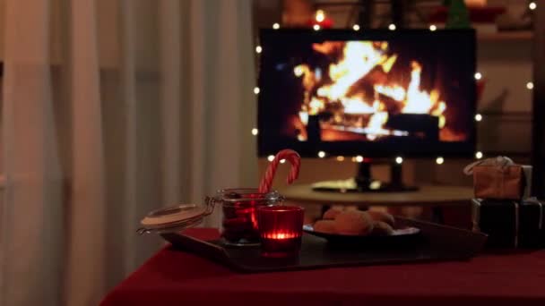 Deleites de Natal e bebida na mesa em casa aconchegante — Vídeo de Stock