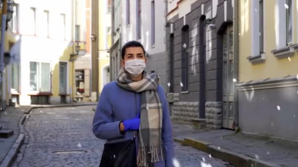 Donna che indossa maschera e guanti in città invernale — Video Stock