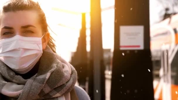 Vrouw met gezichtsmasker op station in de winter — Stockvideo