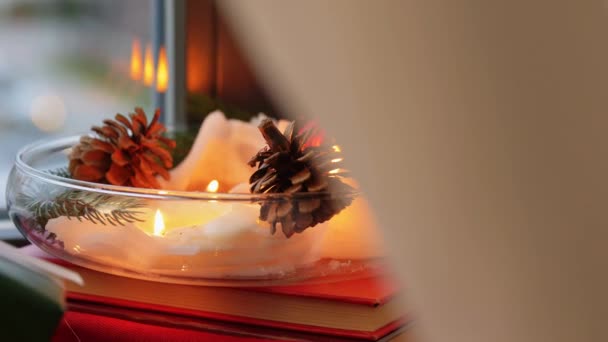 Regalos de Navidad en mantel rojo en alféizar de la ventana — Vídeos de Stock