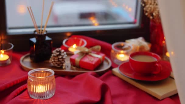 Regalo de Navidad, café y velas en el alféizar de la ventana — Vídeos de Stock