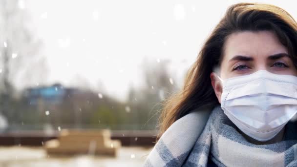 Frau trägt im Winter medizinische Schutzmaske — Stockvideo