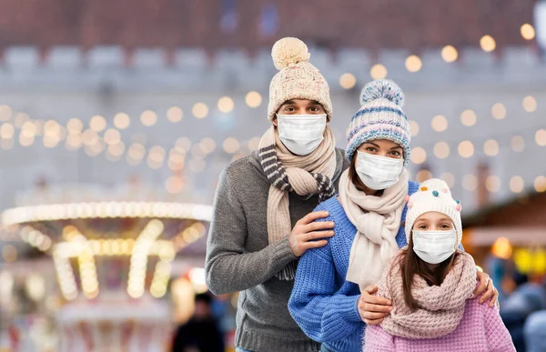 Família em máscaras médicas no mercado de natal — Fotografia de Stock